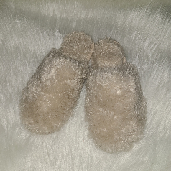 LOFT Faux Fur Scuff Slippers | Small (5/6) - Picture 3 of 6